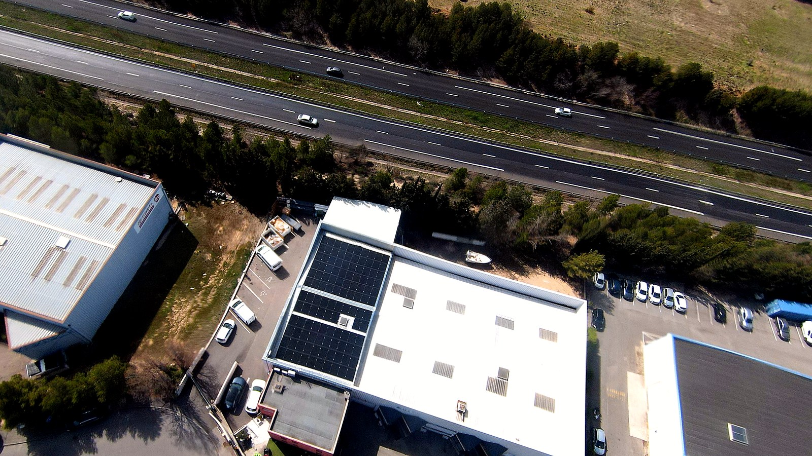 Installation photovoltaïque 36 kWc sur bâtiment tertiaire à Velaux (13) couplée à 100 kWh de stockage AJ Power